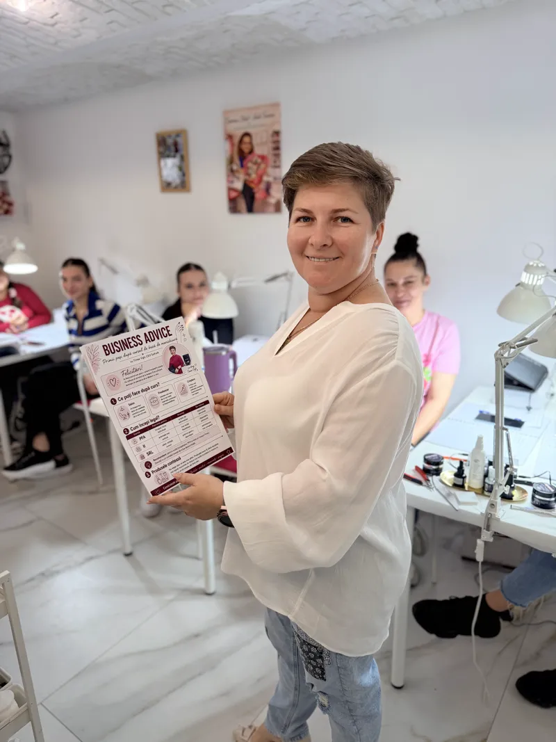 Timea Vigh în sala de curs, cu cursantele în spate